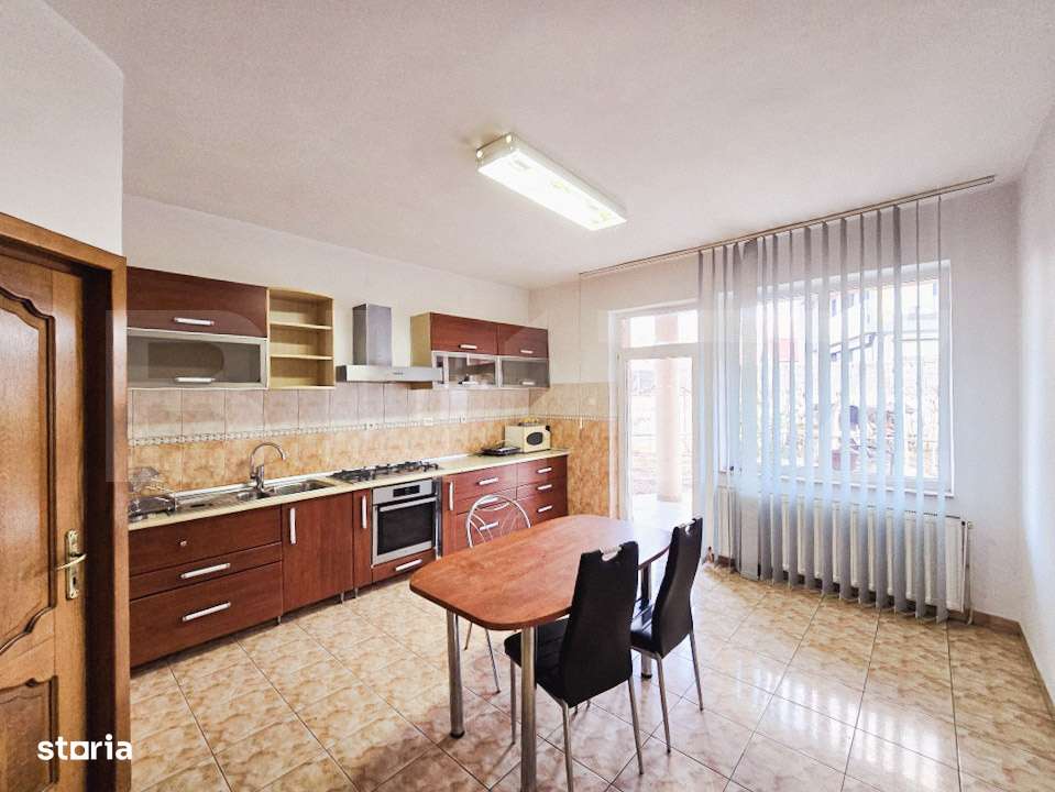 Oportunitate de investitie! Casa de vanzare, cu 8 camere, 382 mp, zona - Imagine principală: 4/13