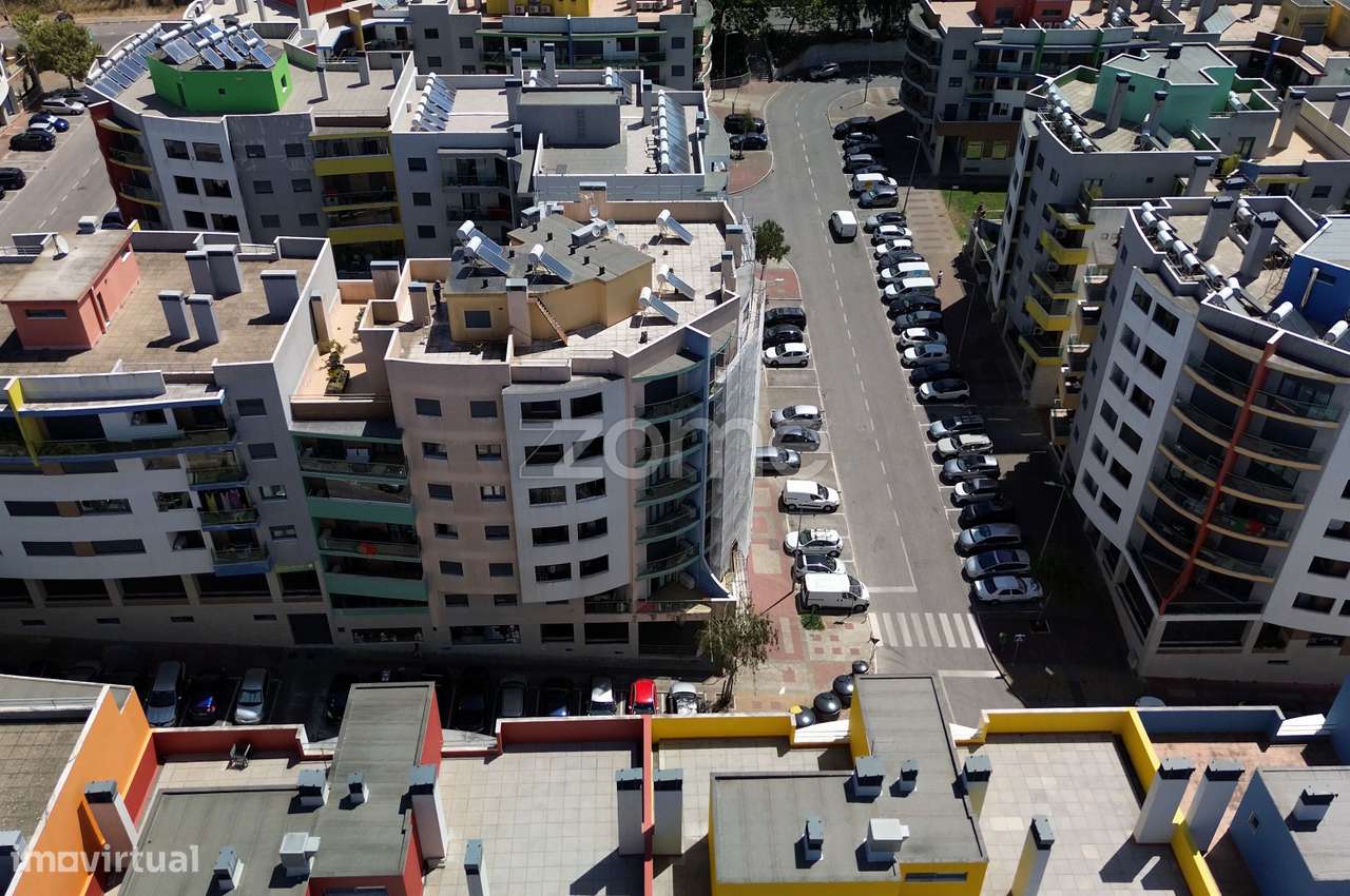 T2 de Excelência no Jardim da Amoreira com Box e Arrecadação-40