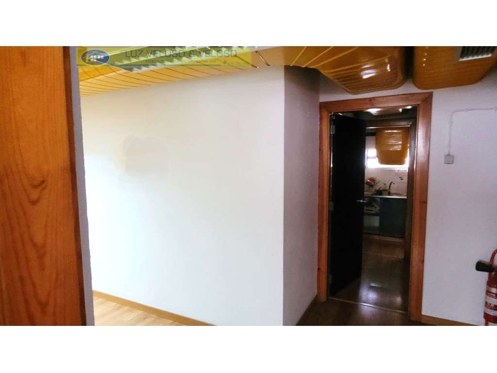 Armazém de 3 pisos, 3 entradas, 1118 m2, nas Olaias, Lisboa-18