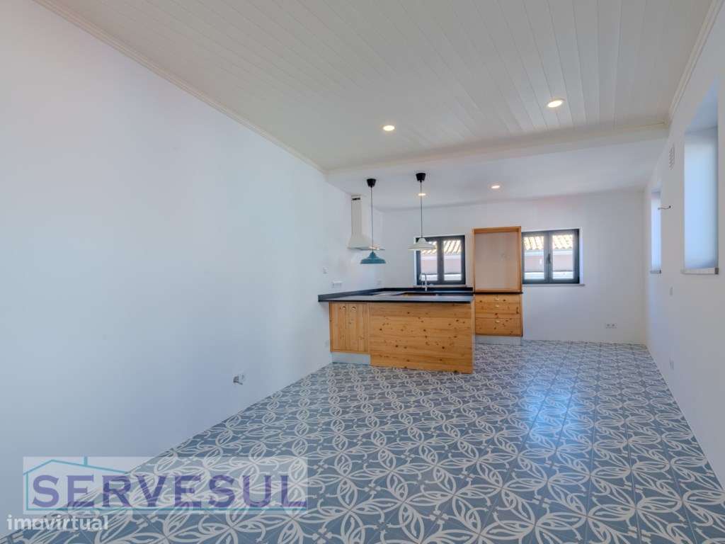 Nova Moradia de 2 pisos composta por 1 quarto, totalmente renovada,...-4