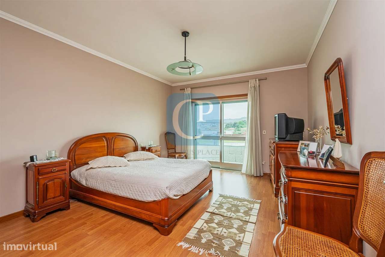 Moradia T3 com Restaurante, em Alfena, Valongo-35