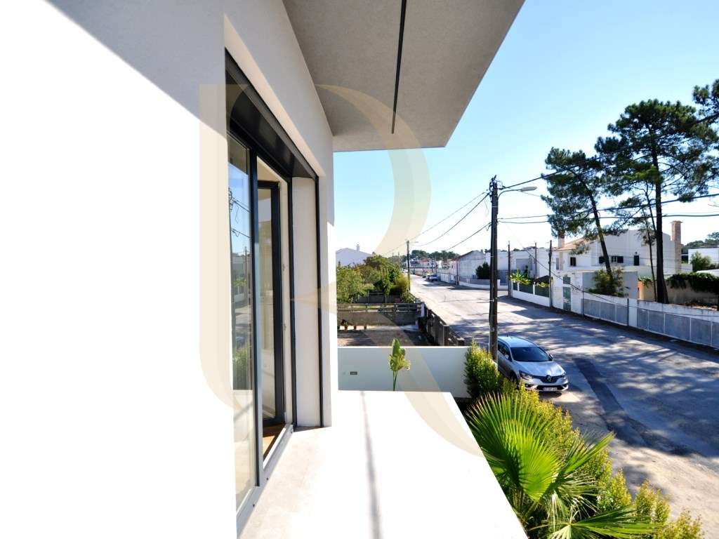 Moradia T3 isolada com piscina, churrasqueira e garagem na Aroeira-23