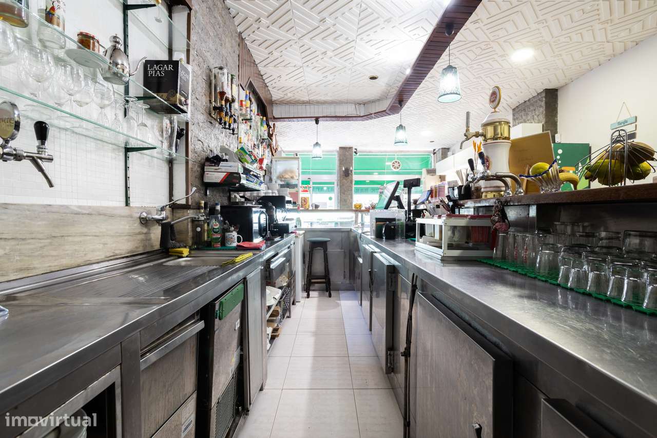 Investimento Garantido: Café/ Pastelaria em Plena Atividade em Paço de-4