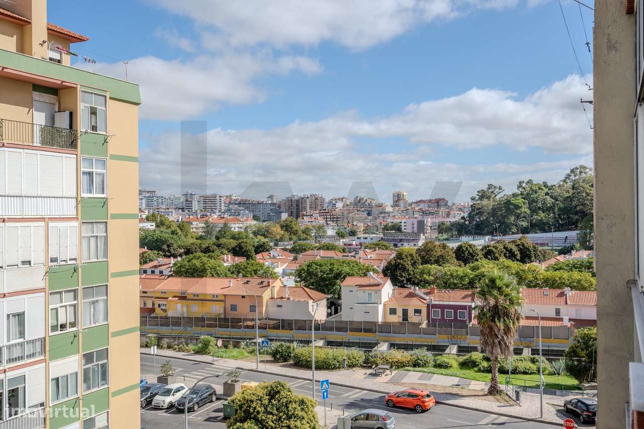 Luminoso Apartamento com Duas Frentes e Orientação Sul na Damaia – Pro-0