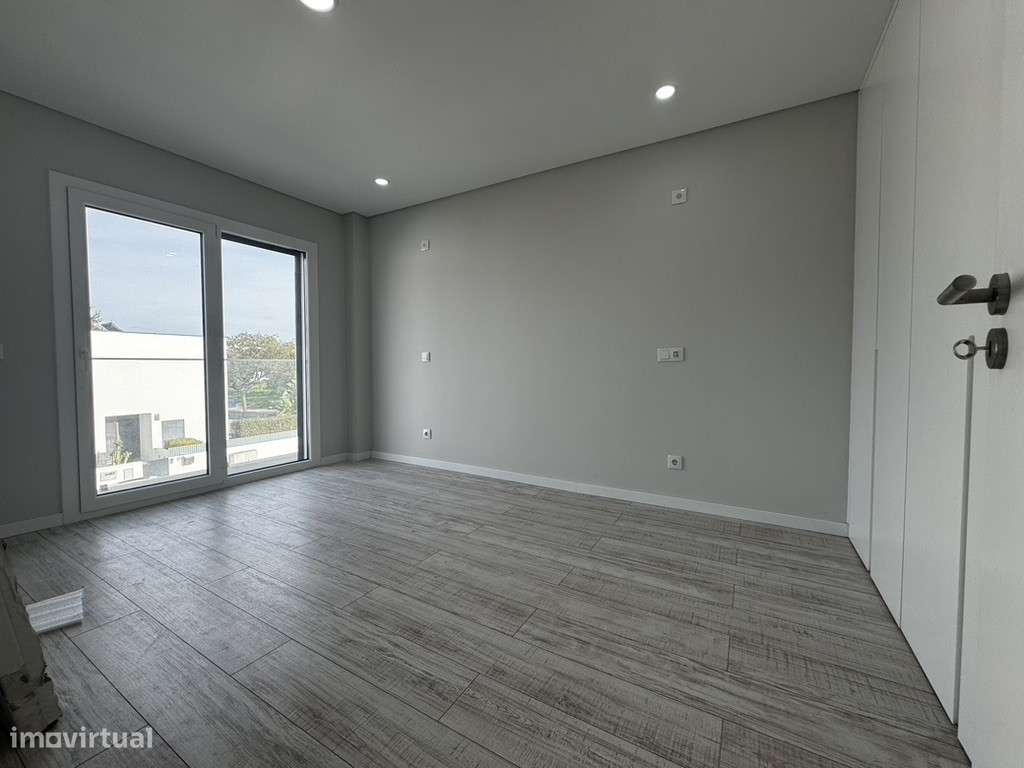 Moradia com 3 Suites, Garagem, Logradouro, Churrasqueira e Piscina-12