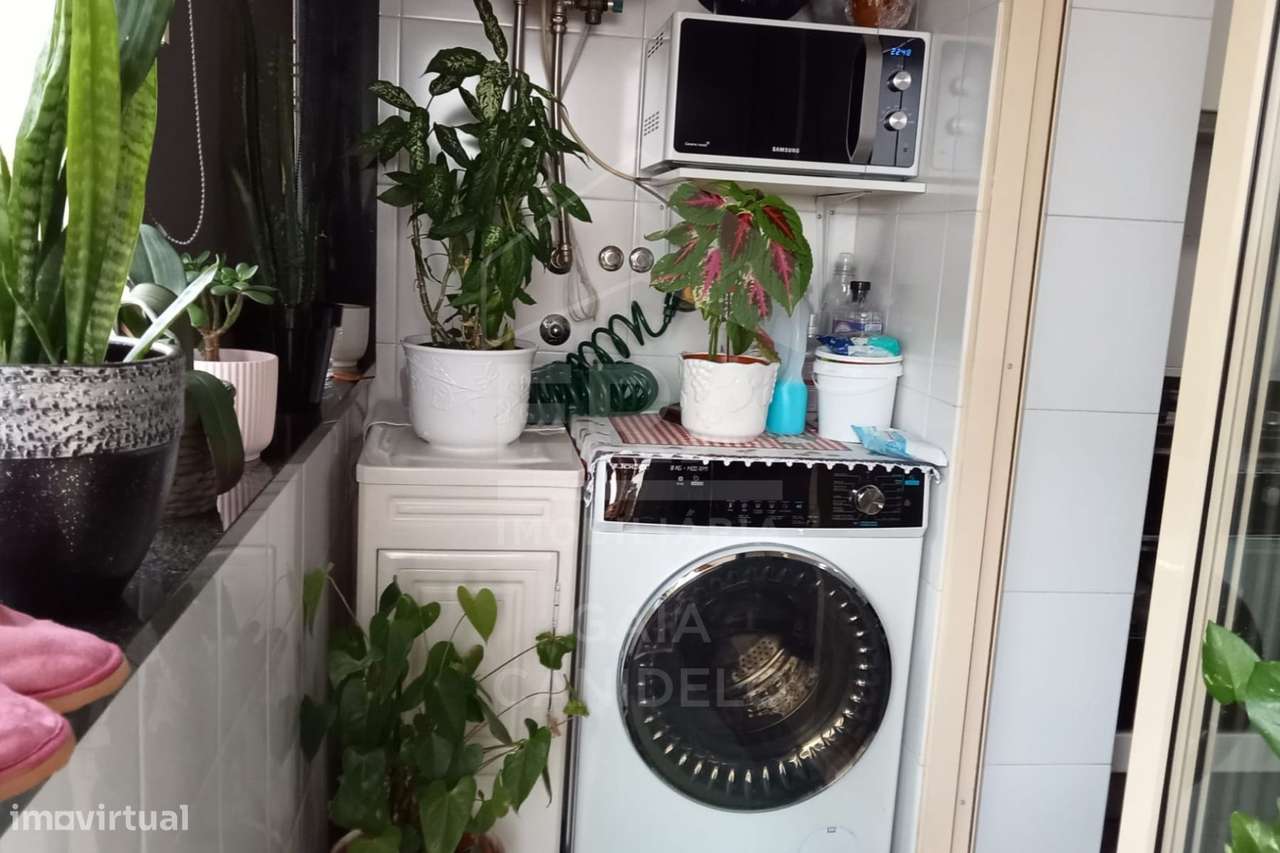 T2 com Varanda e lugar de garagem no Candal!-7