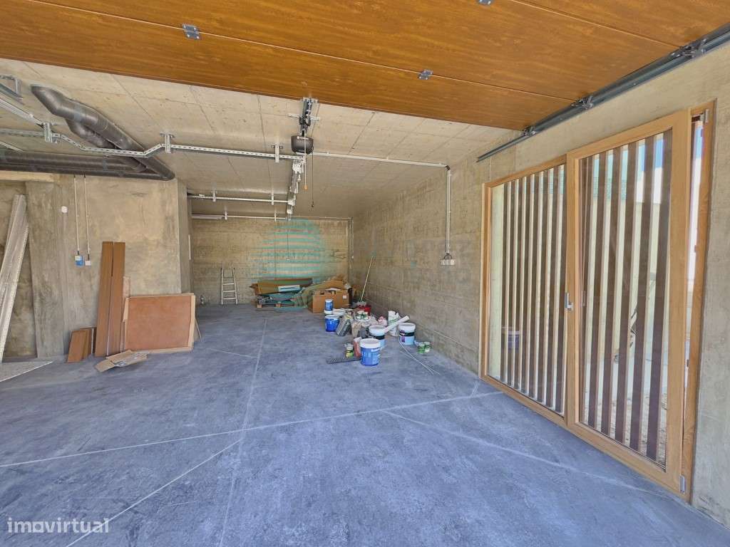 Moradia T4 Independente de Design Contemporâneo com Piscina e Garagem-32