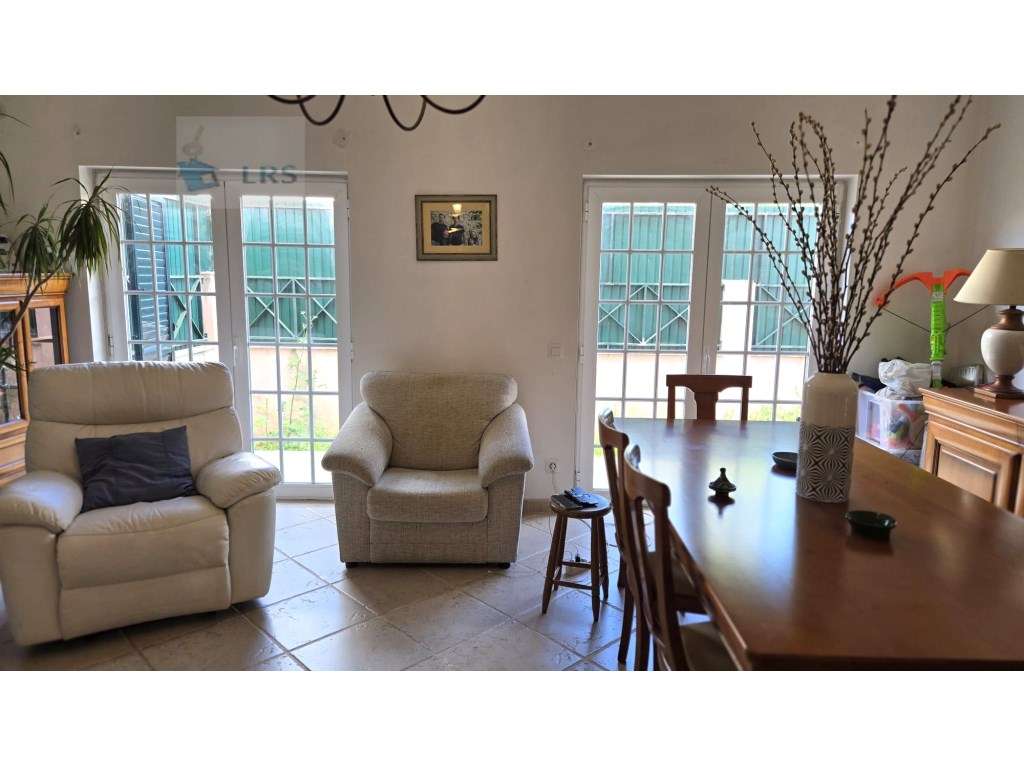 Moradia em Alcoitão - Excelente Oportunidade

Situada numa zona r...-13