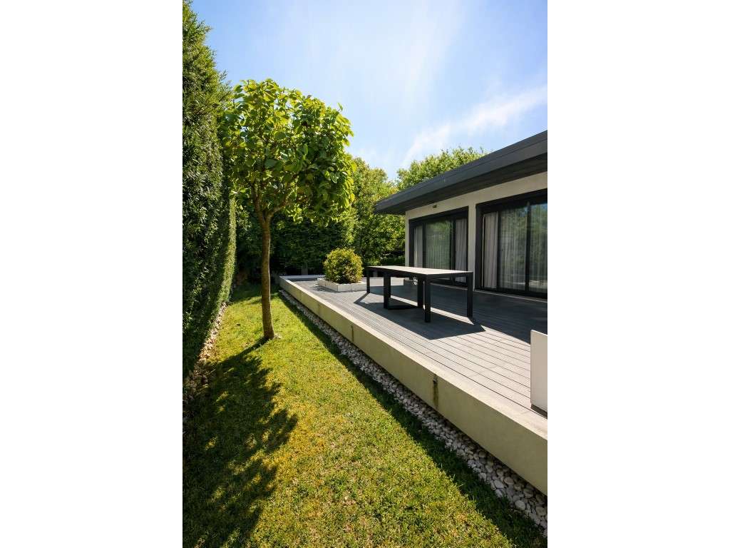 Moradia T4 com 4 frentes e jardim privado com árvores espaço e lumi...-7