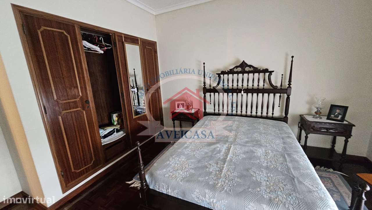 Moradia isolada T5 em bom estado com quintal e garagens-16