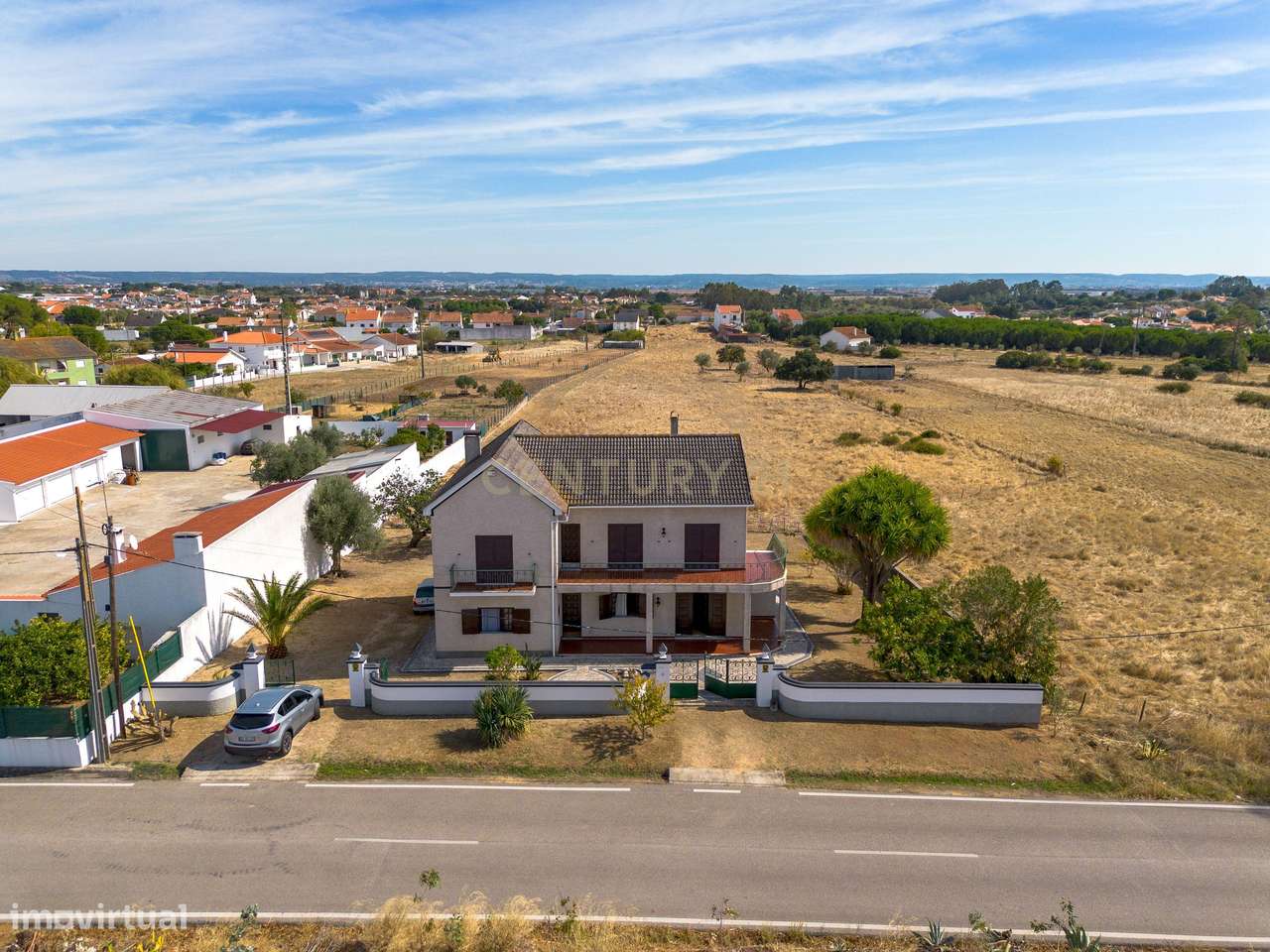 Moradia T4 com Potencial para 2 Frações  Terreno de 8.480 m²  Torres N-10