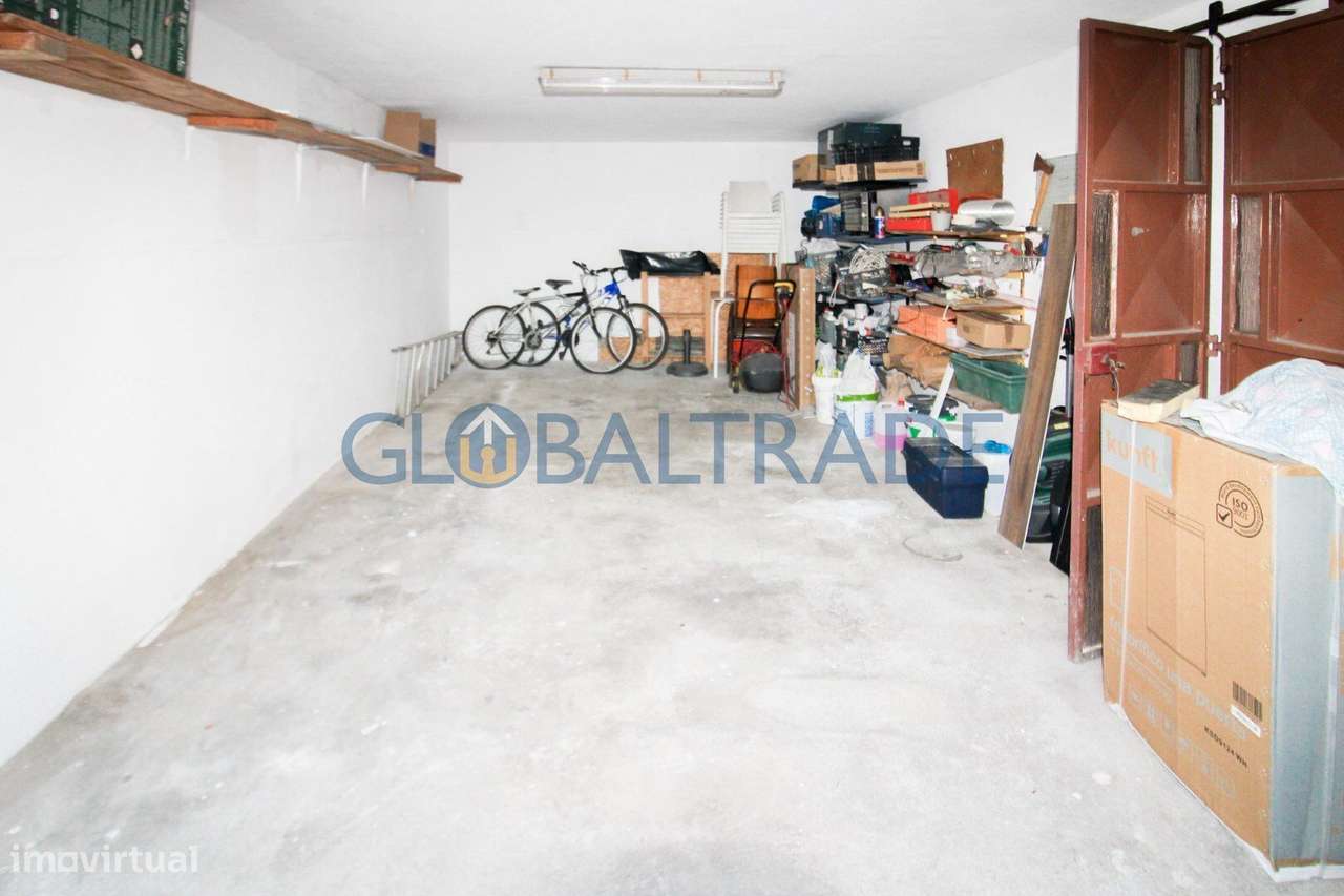 Moradia T4 com terraço e jardim em Alfena-34