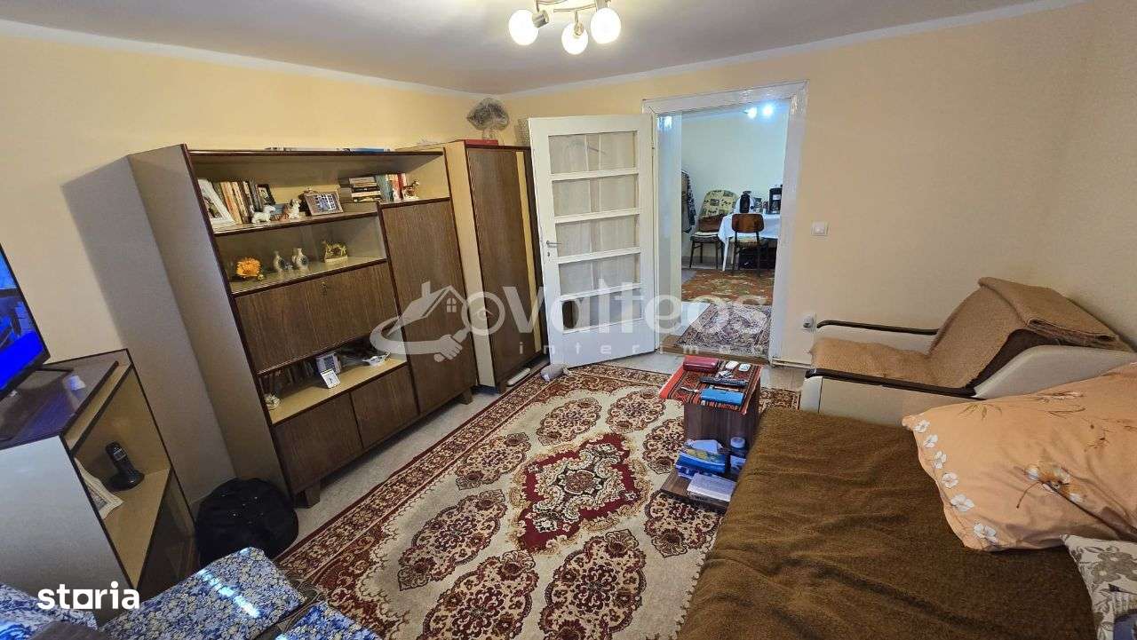 Resita, de vânzare casă, două corpuri, curte, zona centrală-5