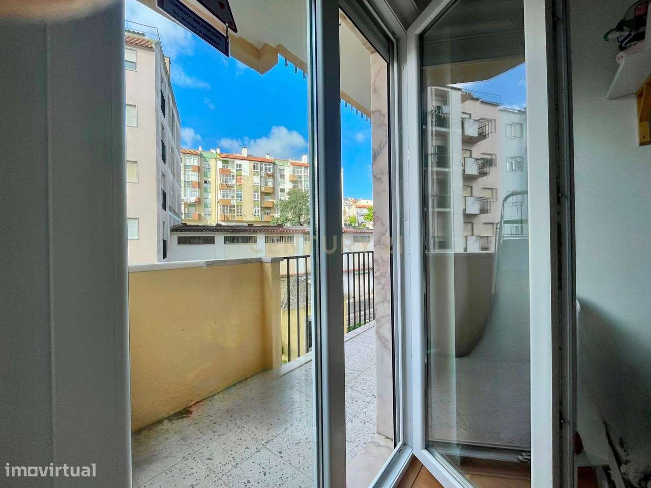 Apartamento T2 com Varanda em Localização Privilegiada-14