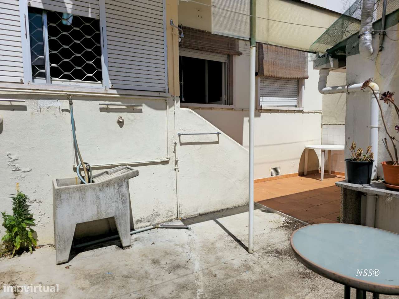 Apartamento T2 com quintal e anexo na Amadora-13