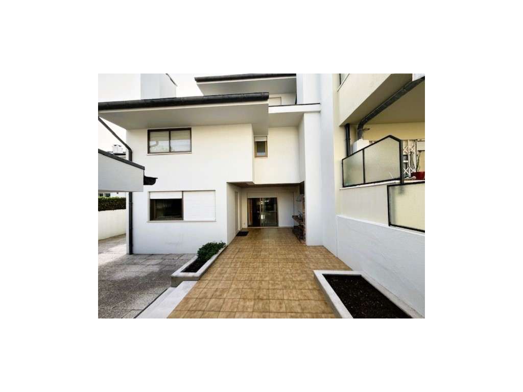 Moradia V3 na Senhora da Hora - Localização Premium!-2