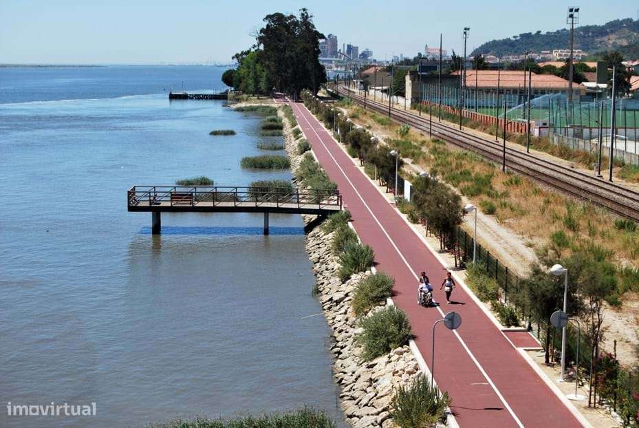 Loja para Arrendamento na Praça Principal de Alhandra | 99m² - Grande imagem: 4/5