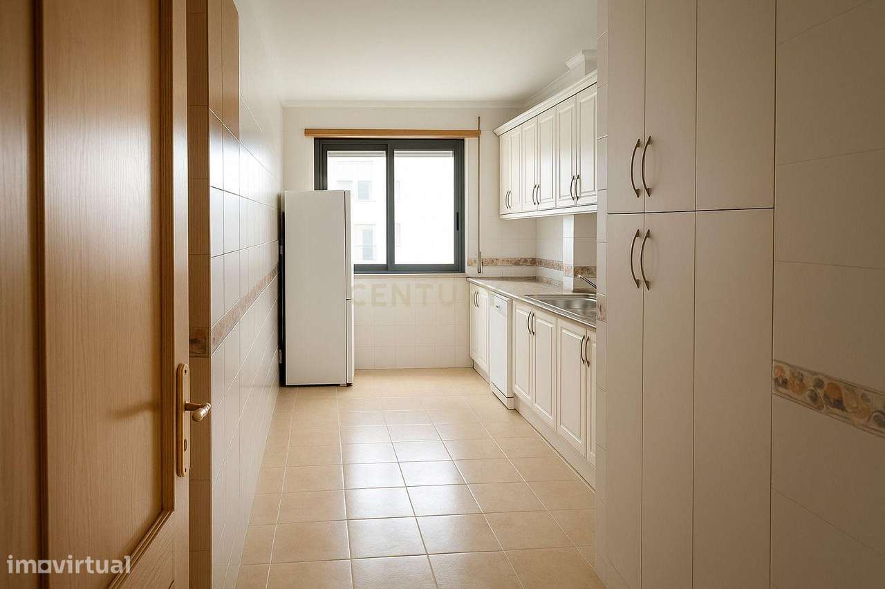 Apartamento T4 com Excelentes Áreas numa Zona Residencial de Excelênci-9