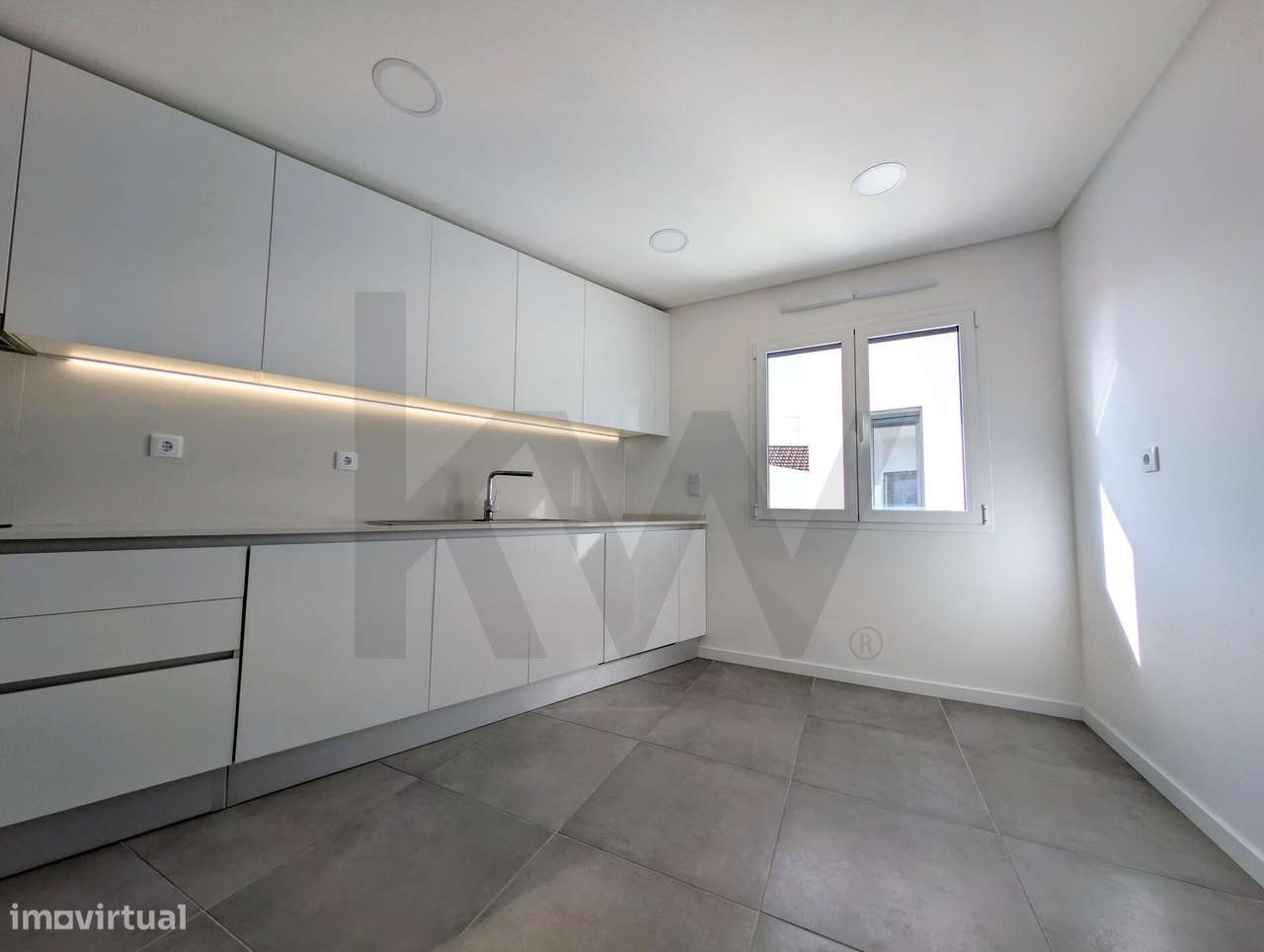 Apartamento T2 com Garagem incluída . Elevador. Arrecadação e Varanda - Grande imagem: 5/28