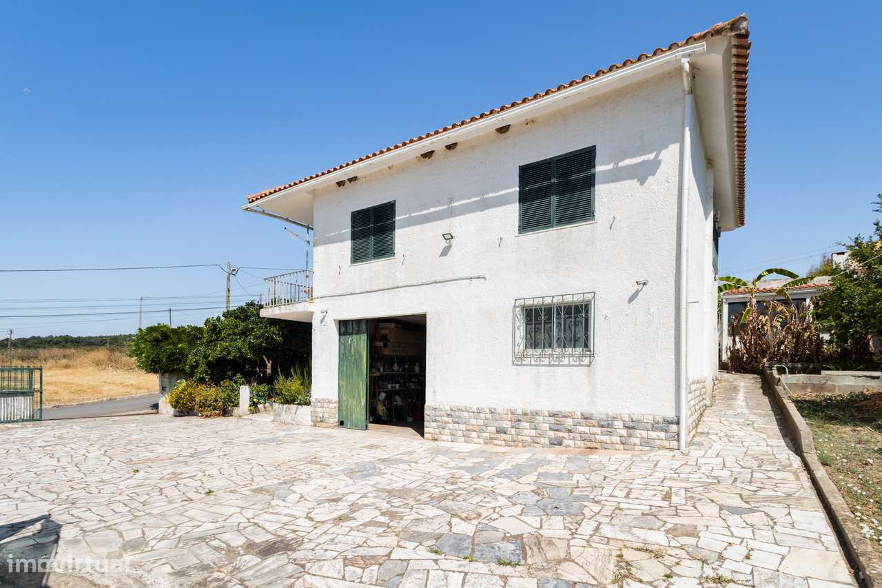 Moradia T3 Isolada, com garagem de 157 m2 térrea em lote de 1.331 m2 c-12