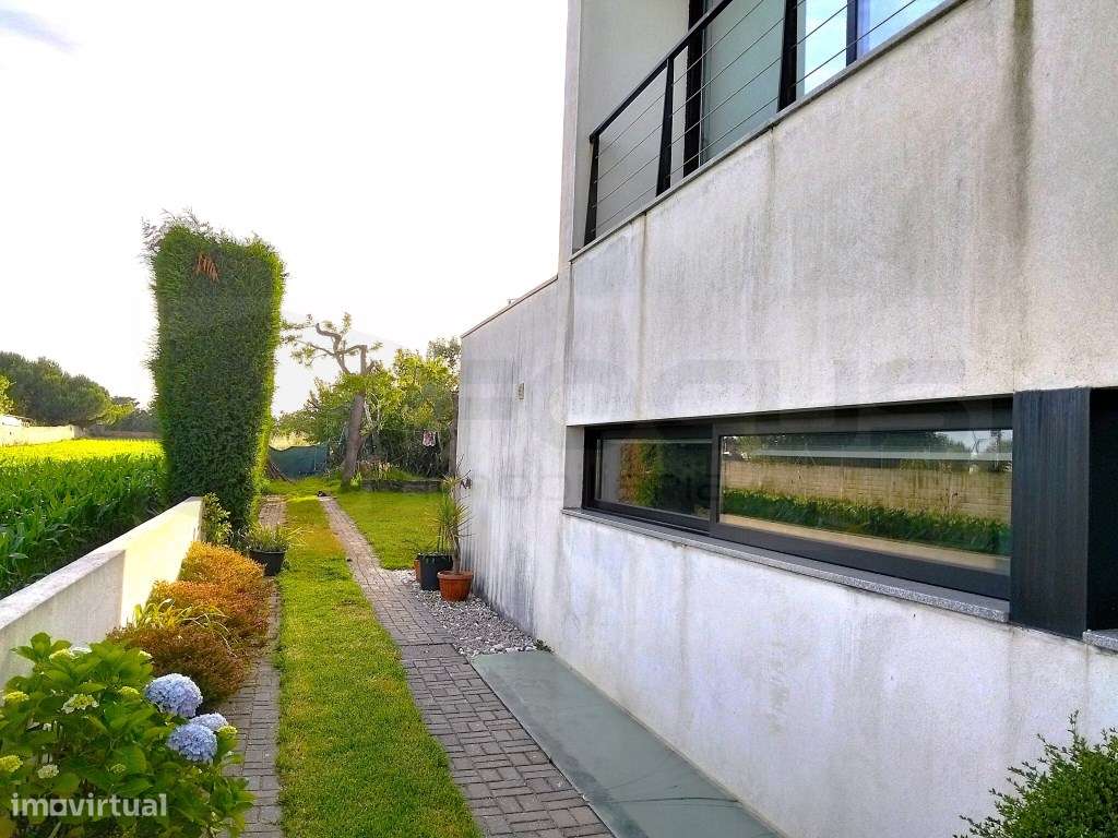 Moradia T4 de arquitetura contemporânea, às portas da cidade - AVEIRO-1