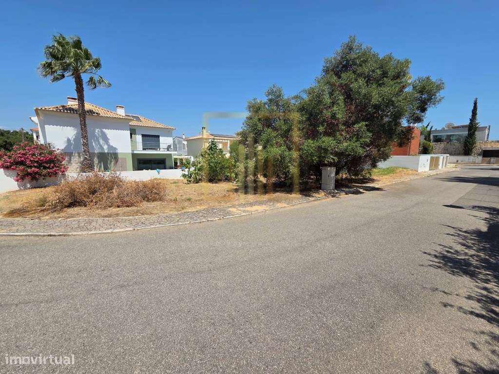 Lote de terreno com 440m2 para construção de moradia isolada T4+1, ...-5