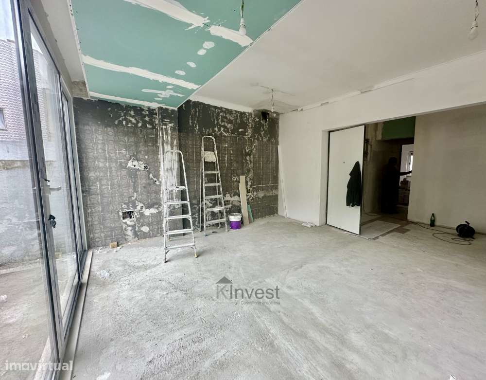 T2 Renovado com Terraço no Centro de Algés-7