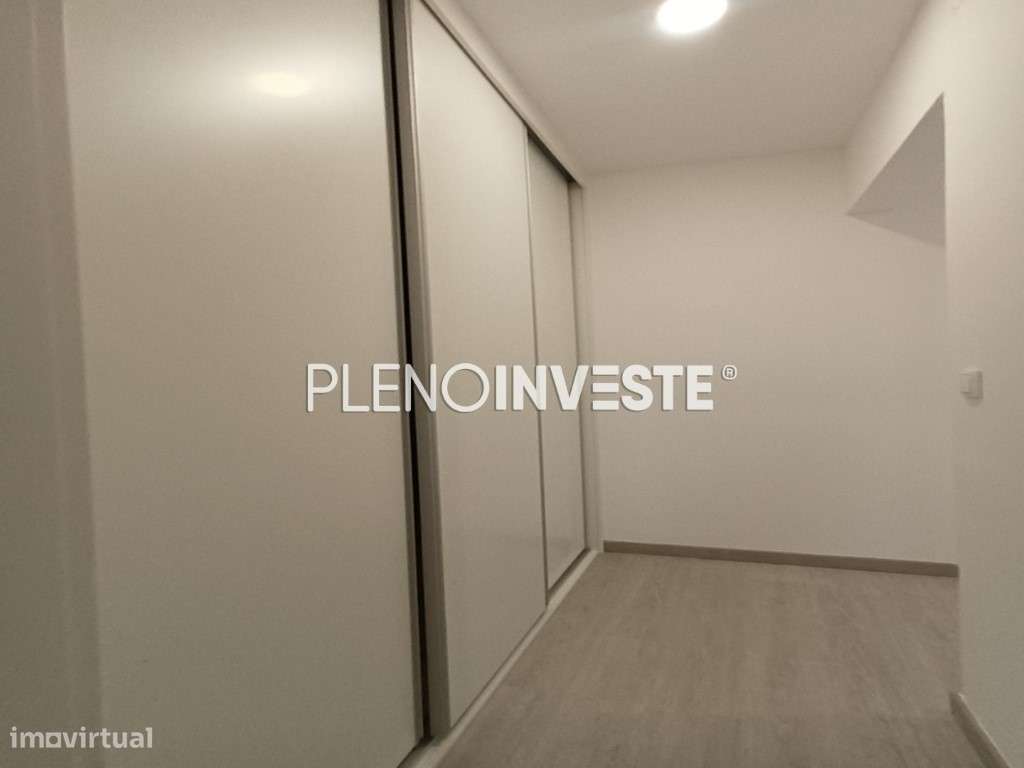 T4 Totalmente remodelado com vista rio no Seixal-5