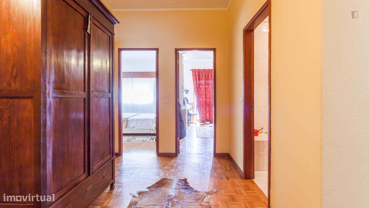 Quarto - localizado em Santa Marinha Porto - Grande imagem: 3/8