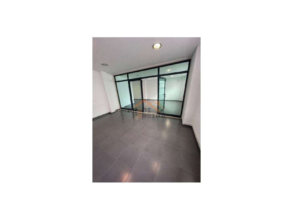 Loja situada na Quinta do Conventinho, Loures. - Grande imagem: 5/7