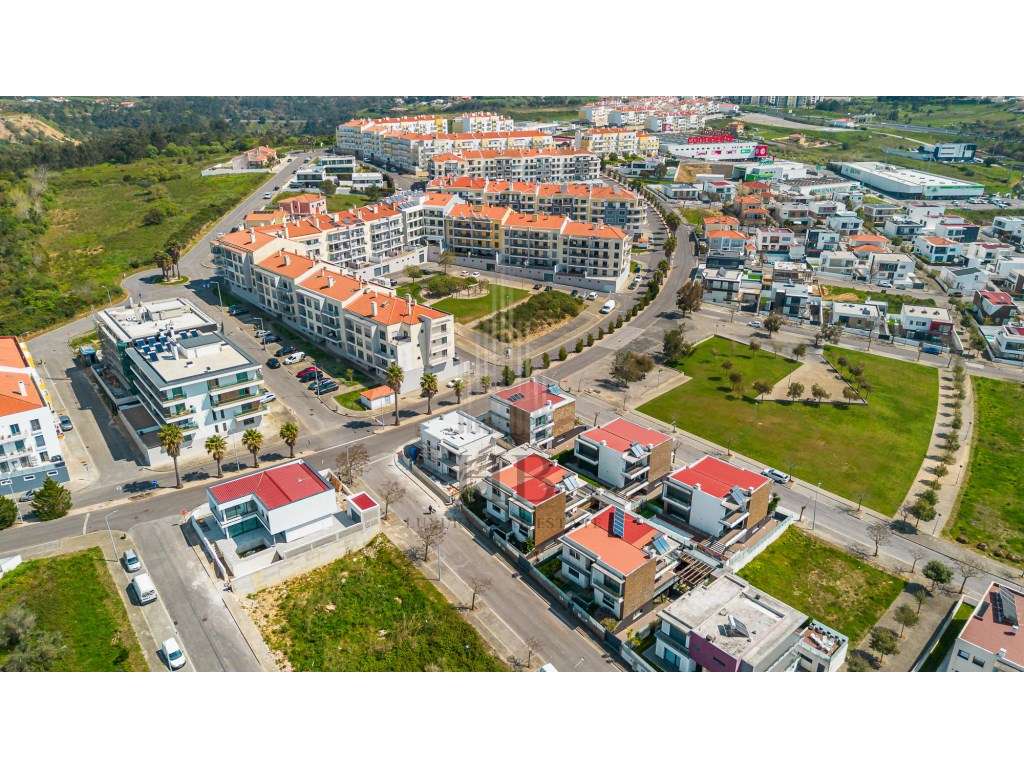 Moradia T4 de Luxo com Piscina Privativa e Jardim | Mafra-29