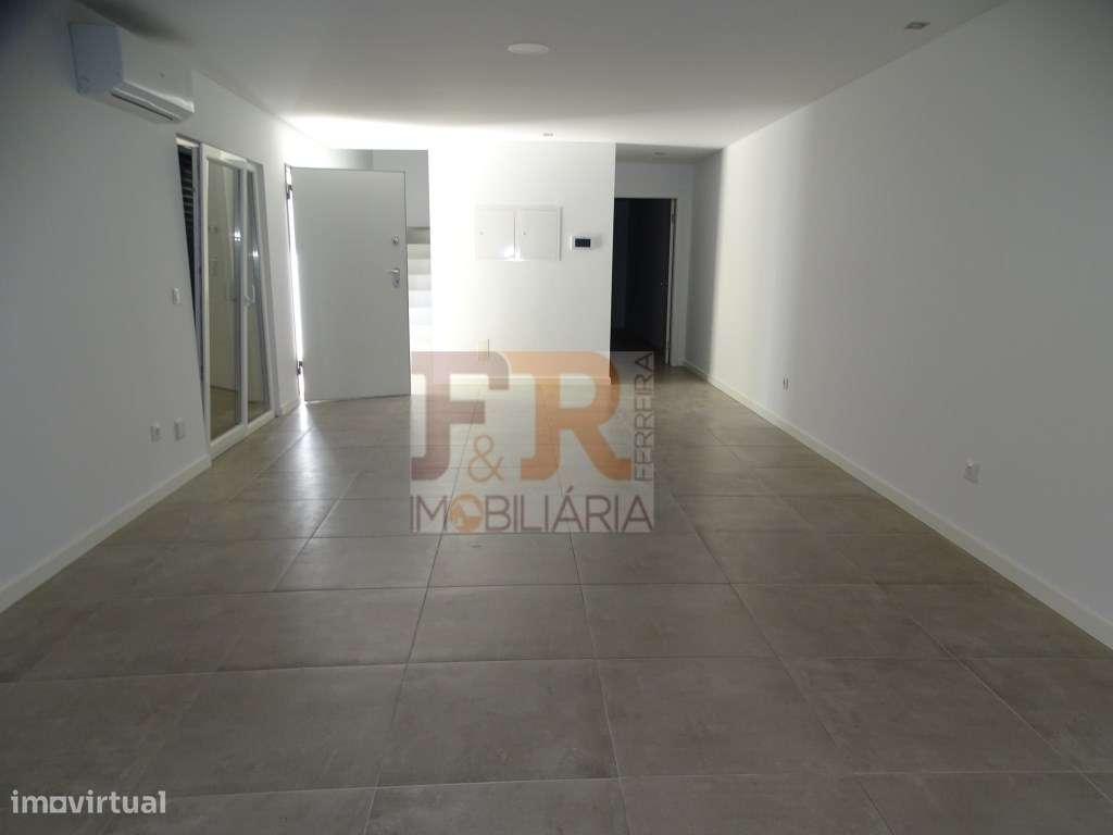 Moradia Geminada Duplex T3 semi-nova com Pérgula , Fernão Ferro
di...-16