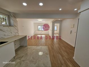 Apartamento T2 remodelado, perto da Estação CP