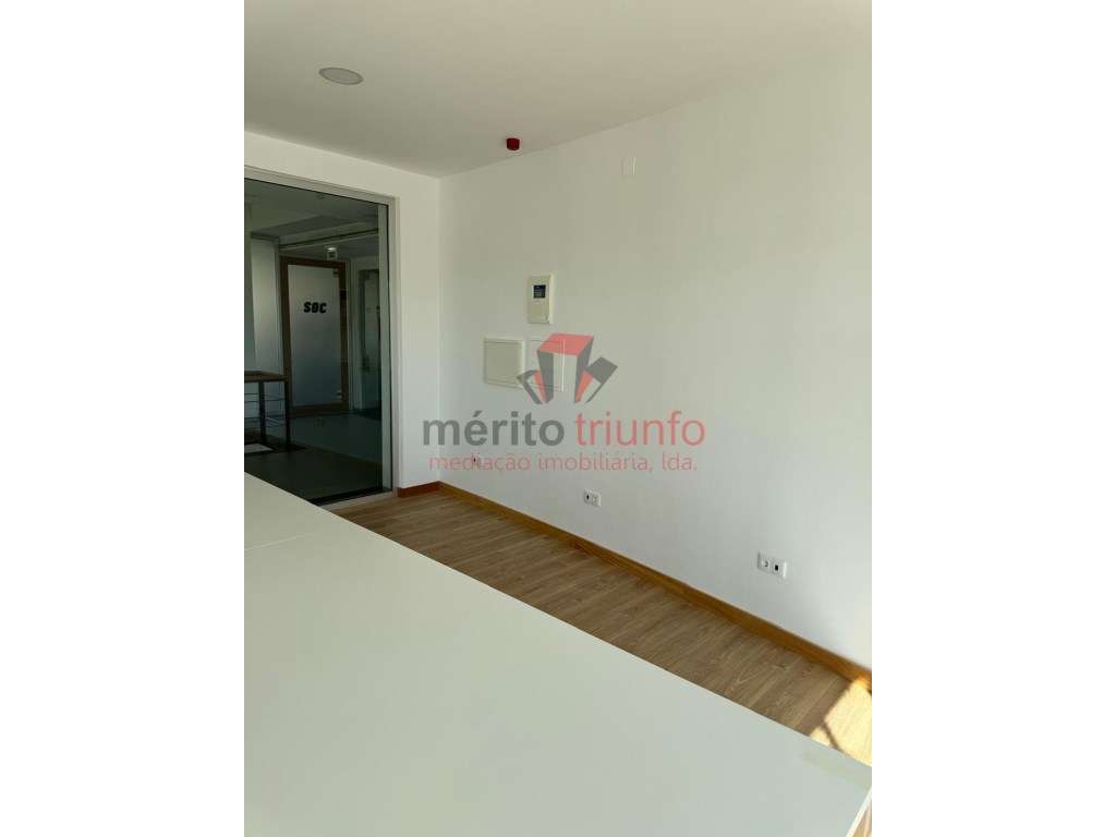 Espaço Comercial p/ Arrendamento c/ 102m² e Varanda com 57m² - Vila... - Grande imagem: 3/16