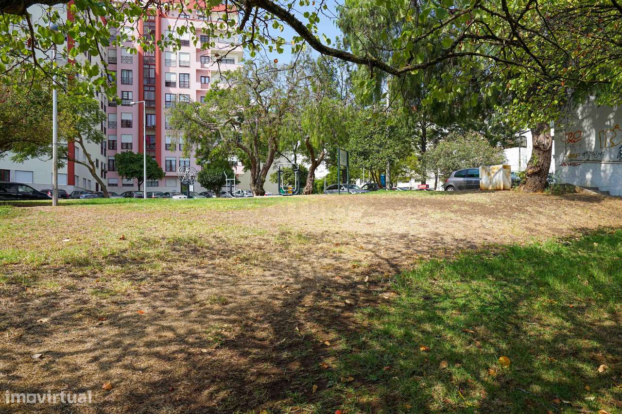 APARTAMENTO T3 COM GARAGEM E ARRECADAÇÃO - CASAL DO CHAPIM - ODIVELAS-24