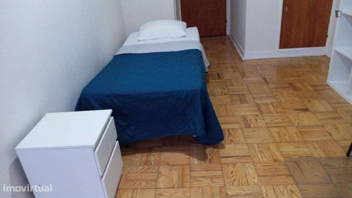 Quarto - localizado em Baixa Coimbra - Grande imagem: 3/10