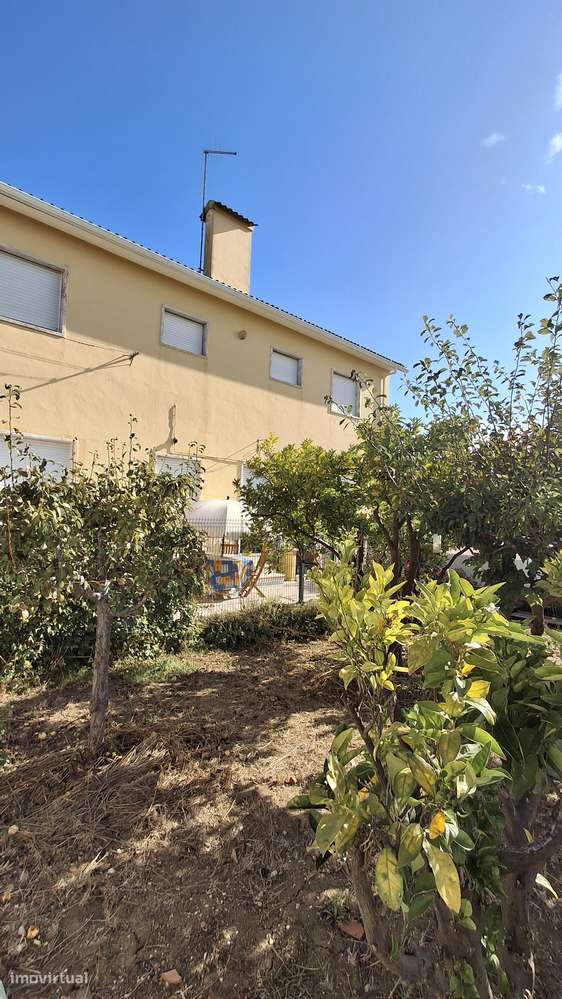 Magnífica propriedade constituída por moradia bi-familiar e armazém.-14