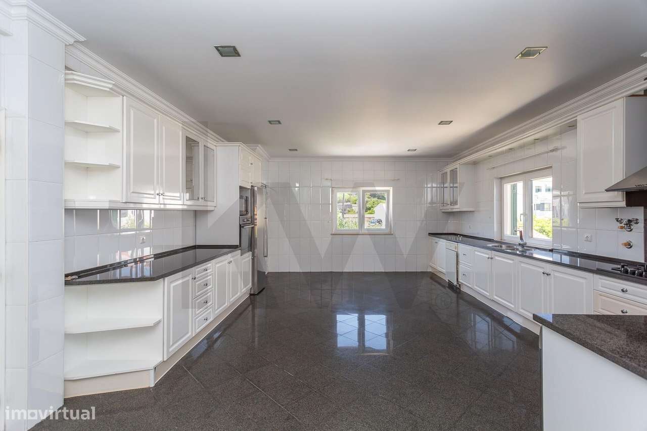 Moradia Isolada | 5 Quartos, Jardim, Garagem para 4 Carros-11