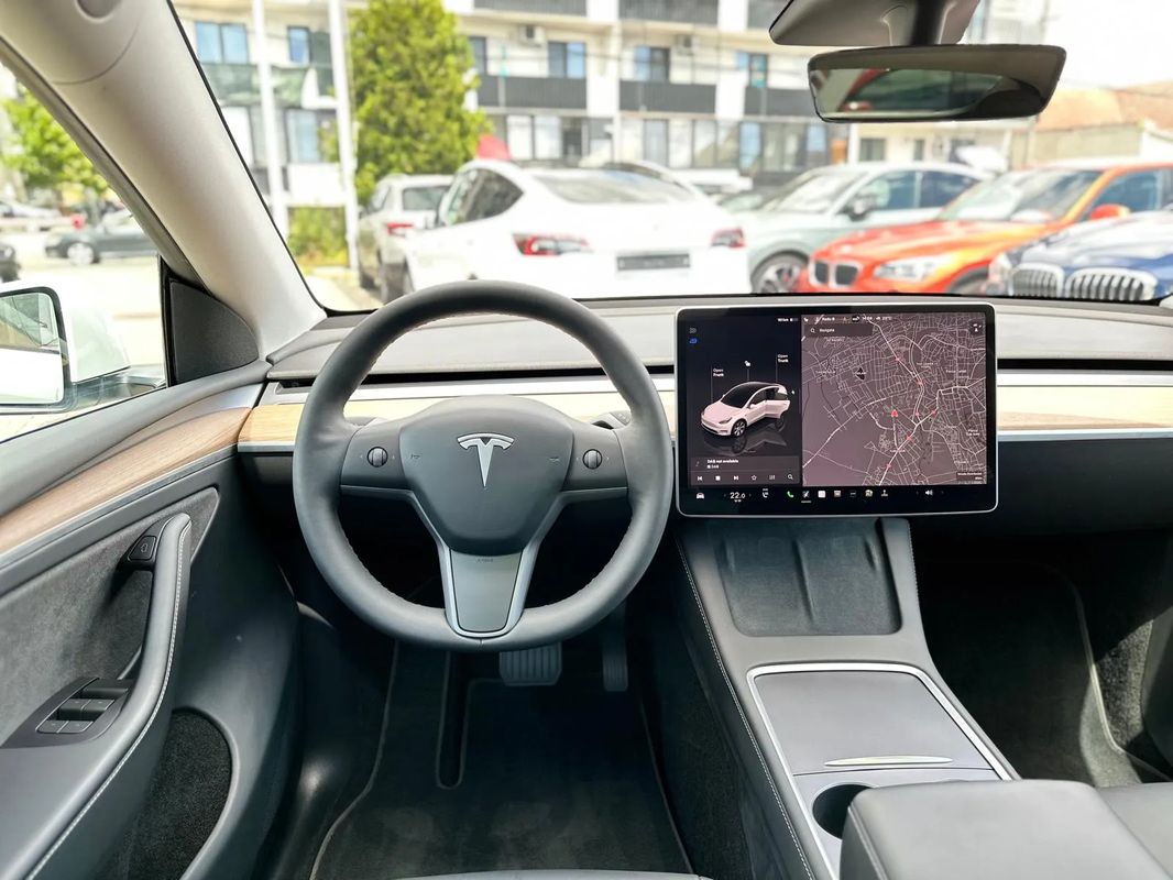 Tesla Model Y Long Range Dual Motor AWD - 6