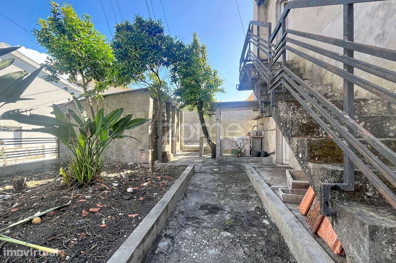 Moradia T4 com jardim e espaço exterior-36
