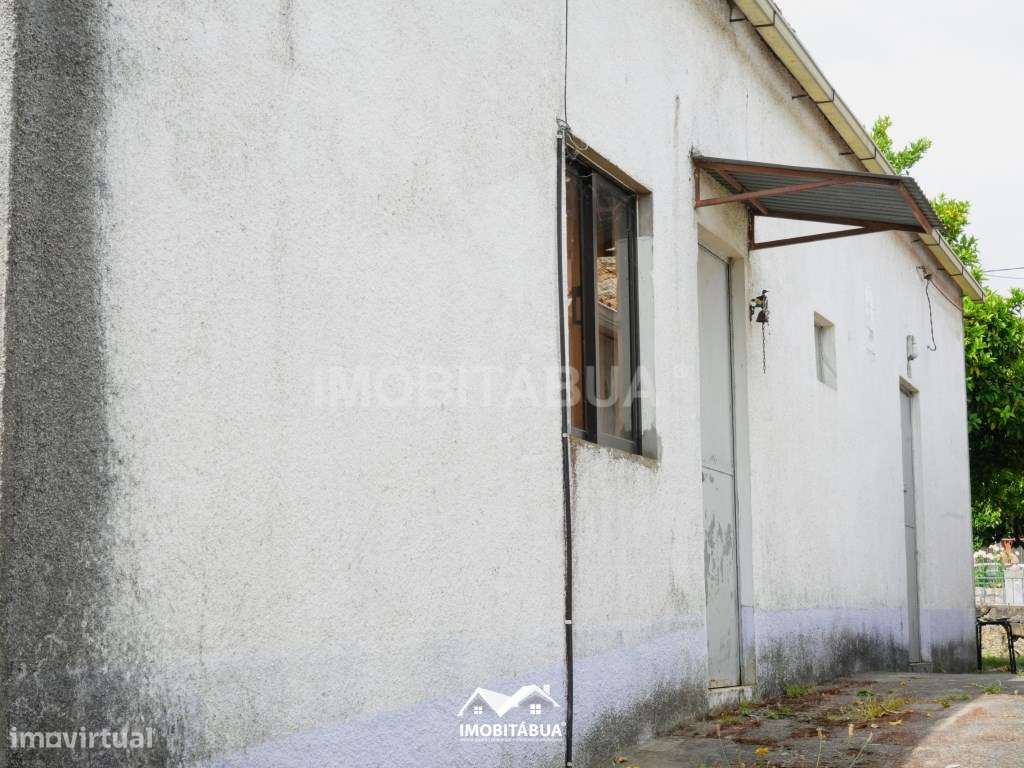 Moradia T2 com terreno, terraço e um anexo.-16