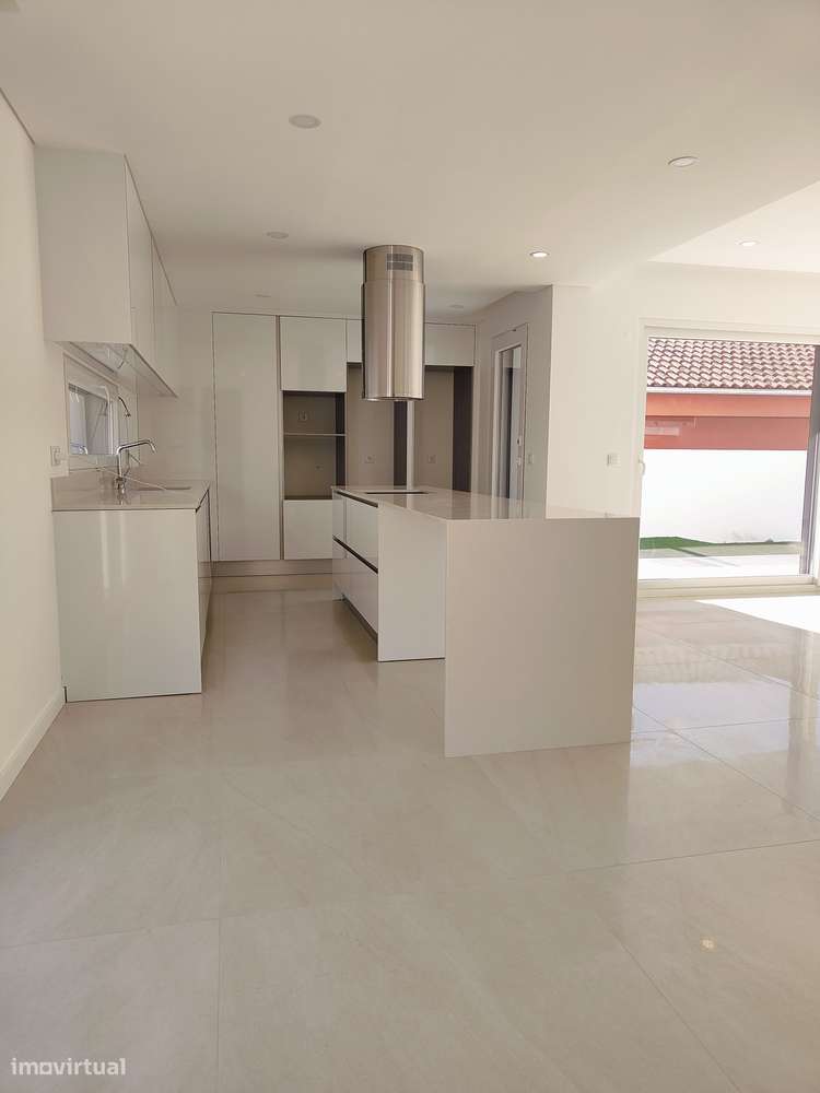 Oferta 1% do Valor de Aqusição - Moradia T4 + 1 com Piscina e Garagem-28