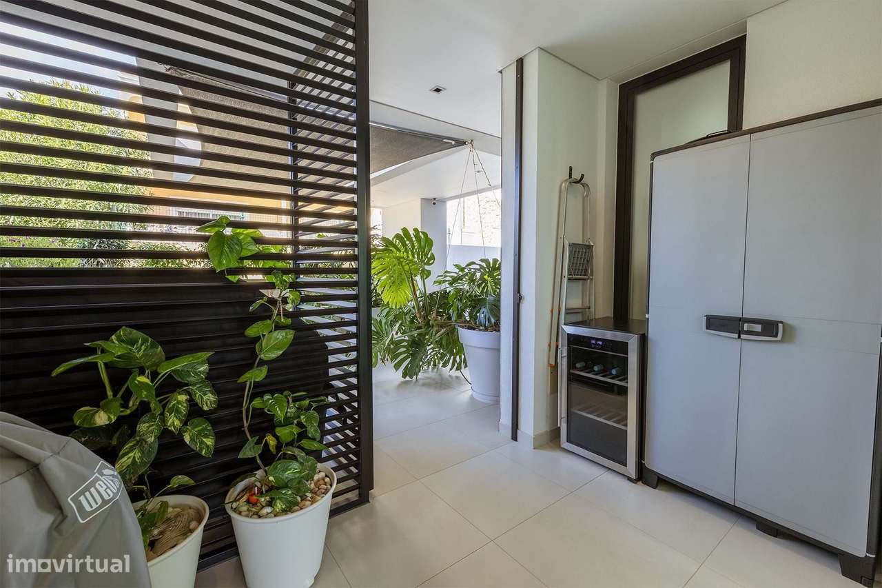 MODERNA E LUXUOSA MORADIA T3 COM PISCINA E GARAGEM PERTO DA MARINA DE-47