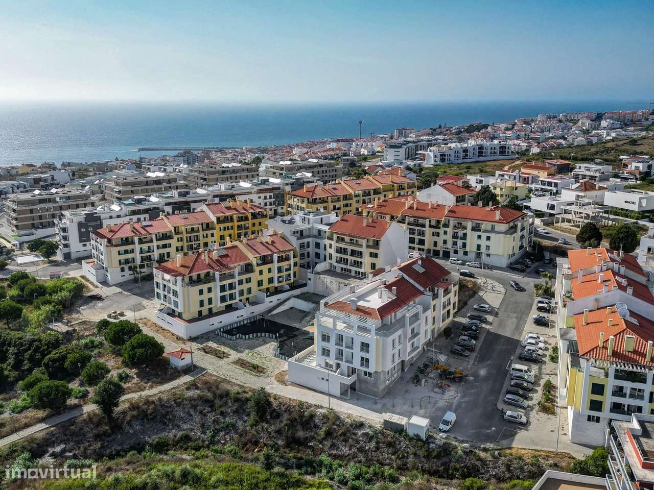 T2 no 2º andar com duas varandas, um quarto en suite e vistas desafoga - Grande imagem: 3/16