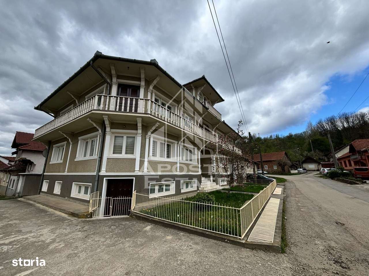 Vila unica, 520 utili, in inima judetului Caras-Severin - Imagine principală: 2/19