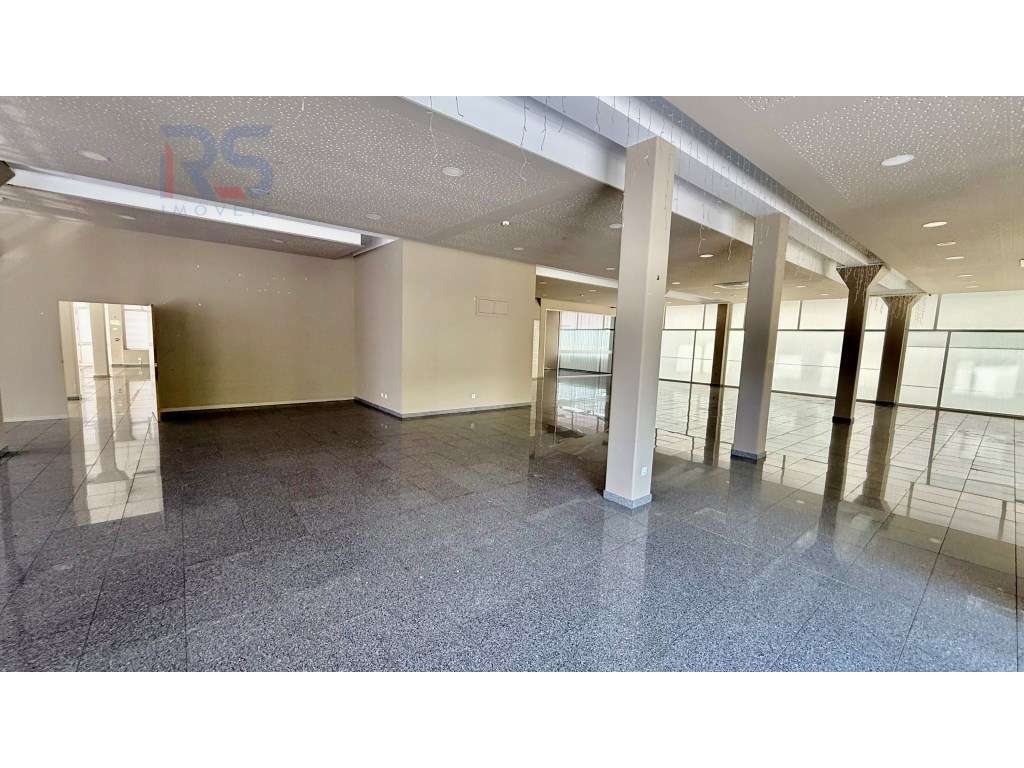 Loja de 4 frentes Porto Egas Moniz-9