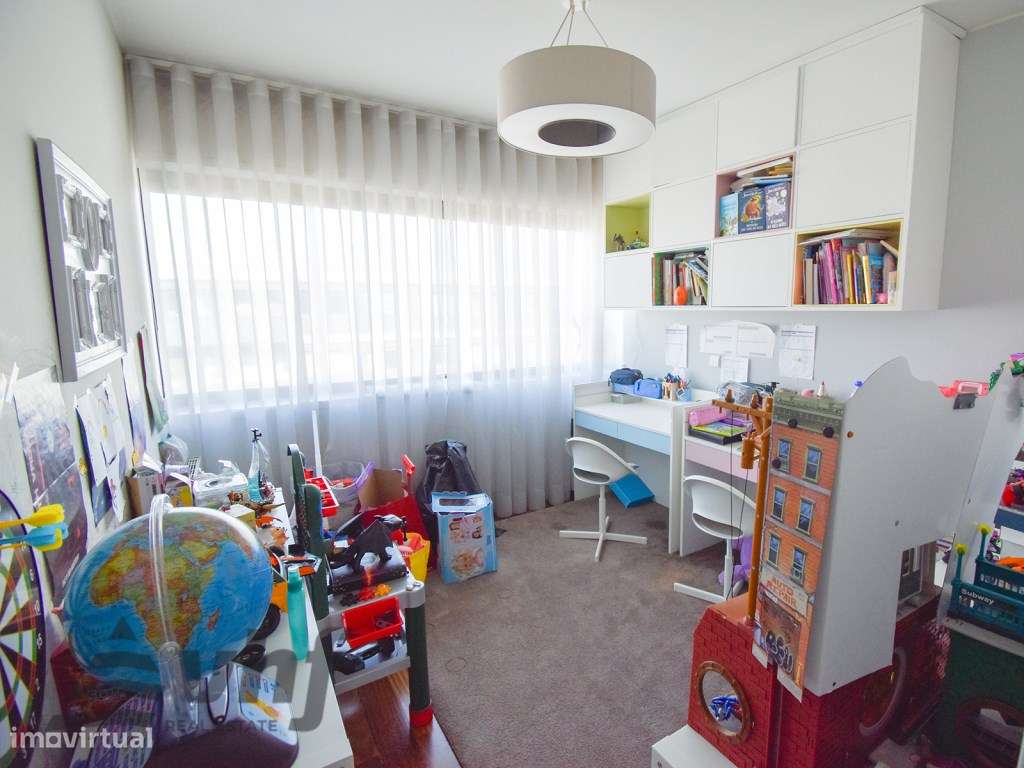 Oportunidade Única: T5 de Excelência no Condomínio Jardim das Camélias-12