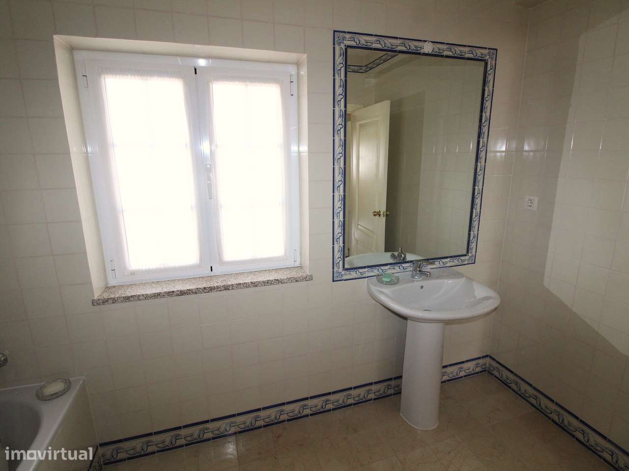 Elegante Moradia T4 Familiar-23