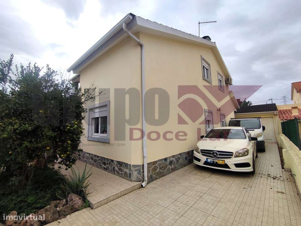 Moradia Isolada T5 com Garagem e anexo em Quinta do Conde-1