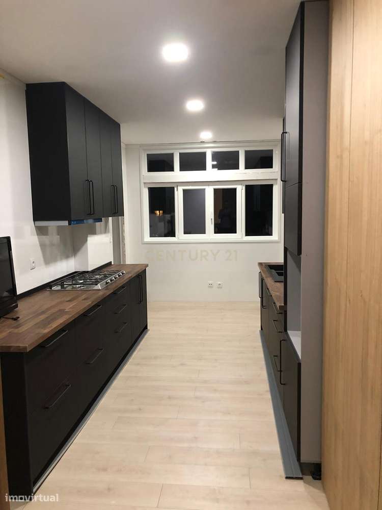 T5 completamente renovado, com 2 Suítes  em zona nobre de Coimbra OPOR-2